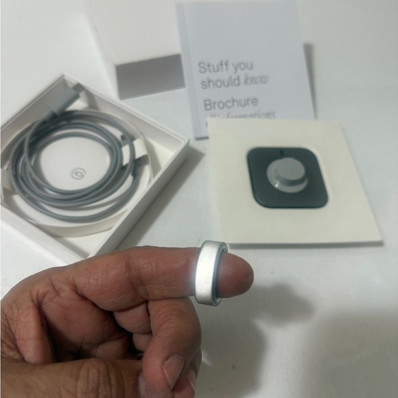 Oura Ring 4 in Burch Silver sizes 9 new in the box